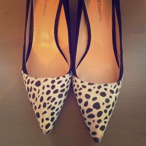 Low heel, suede with spotted design.